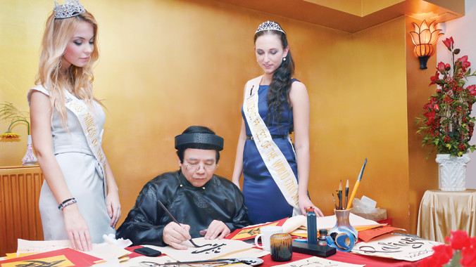 Ông Nguyễn Quyết Tiến tặng chữ Hoa hậu và Á hậu Séc. Ảnh: Linh Diệu.