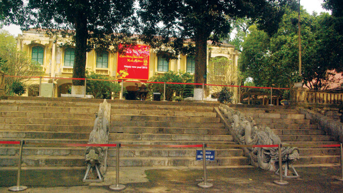 Nền và thềm bậc Điện Kính Thiên thời Lê còn sót lại đến hiện nay. Ảnh: T.Toan.