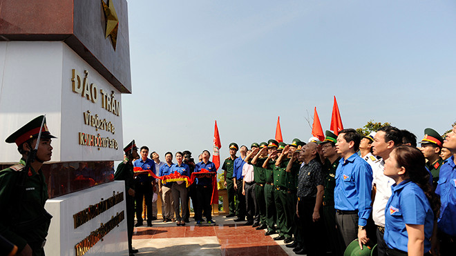 Lễ chào cờ tại cột cờ chủ quyền Tổ quốc trên đảo Trần ngày 22/8. Ảnh: Xuân Tùng.