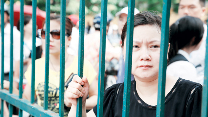 Ánh mắt lo âu của người nhà thí sinh thi vào lớp 10 năm 2015. Ảnh: Hồng Vĩnh.