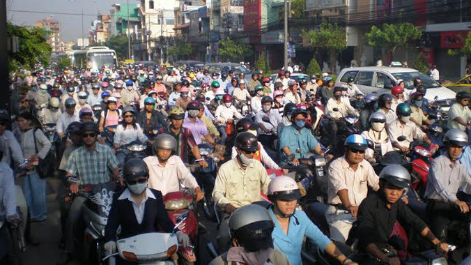 Người nộp phí xe máy hầu hết là dân nghèo.