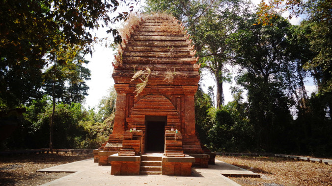 Tháp Chăm Yang Prông giữa rừng già.