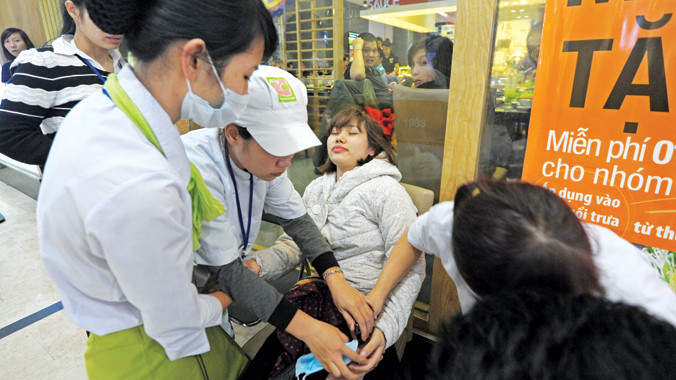 Một khách hàng ngất xỉu tại siêu thị Big C (Hà Nội) ngày 14/3. Ảnh: Hoàng Anh.