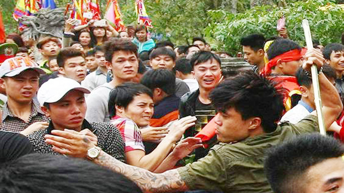 Cảnh chen lấn, xô xát xảy ra tại Hội Gióng ngày 24/2. Ảnh: Zing.