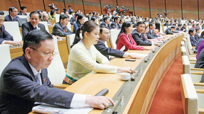 Trước những vấn đề quan trọng của đất nước, các đại biểu đều lắng nghe ý kiến tâm tư, nguyện vọng của nhân dân rồi mới tiến hành biểu quyết thông qua. Ảnh: Như Ý.