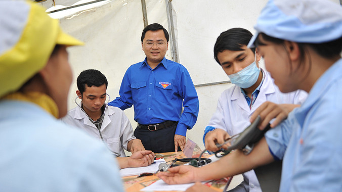 Khám bệnh miễn phí cho thanh niên công nhân.