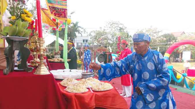 Dâng sản phẩm nấu từ bắp nếp lên chư vị tiền hiền, thần linh.
