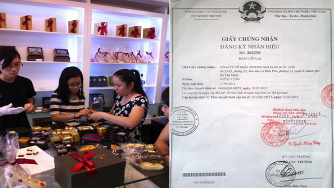 Giấy đăng ký sở hữu trí tuệ sản phẩm “D’art Chocolate” của Công ty Cổ phần Thương mại Elan & Co (ảnh phải) nhưng bên trong cửa hàng của công ty Elan nhiều sản phẩm trưng bày và bảng hiệu có in nhãn hiệu “D’art Chocolate” (ảnh trái).