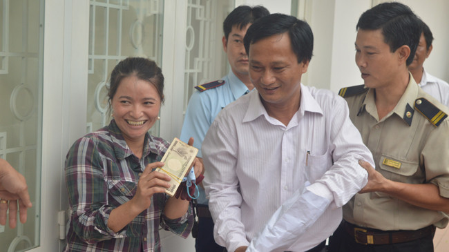 Chị Hồng: “Mừng quá phát khóc luôn!”. Ảnh: Ngô Bình.