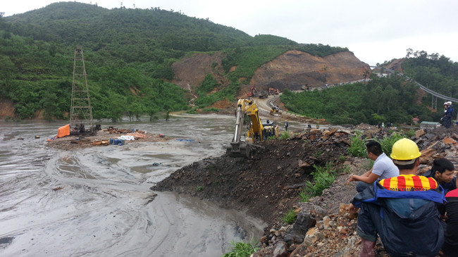 Lũ bùn đã chôn vùi nhiều nhà cửa tài sản của người dân ở phường Mông Dương. Ảnh: Như Ý.