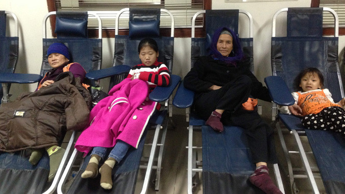 Những người chờ truyền máu ở Viện Huyết học.