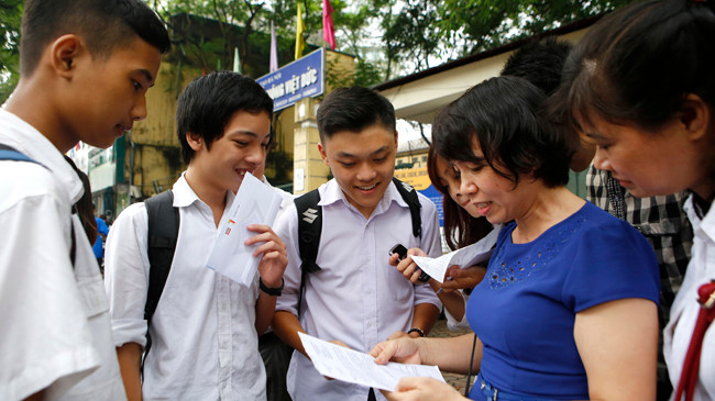 Cô giáo đang xem lại đề bài thi môn Văn của các học trò sau giờ thi tại trường THPT Việt Đức năm 2014. Ảnh: Ngọc Châu.