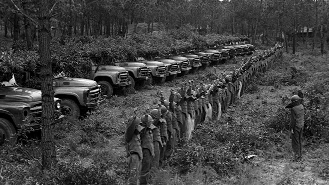 Lễ tuyên thệ quyết tâm vượt cung đường lửa của những chiến sĩ lái xe. Ảnh: Hứa Kiểm.