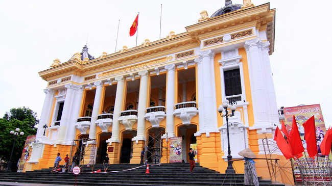 Đại diện Bộ VHTTDL khẳng định sẽ trả lại màu sơn cũ cho Nhà hát Lớn. Ảnh: Như Ý.