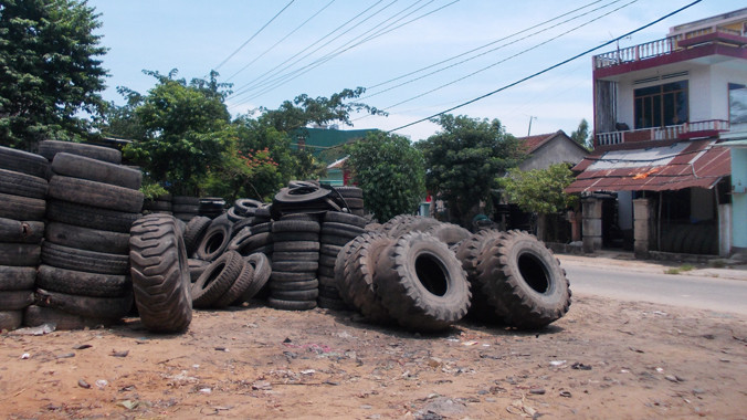 Lốp phế liệu hiện diện khắp nơi trong làng.