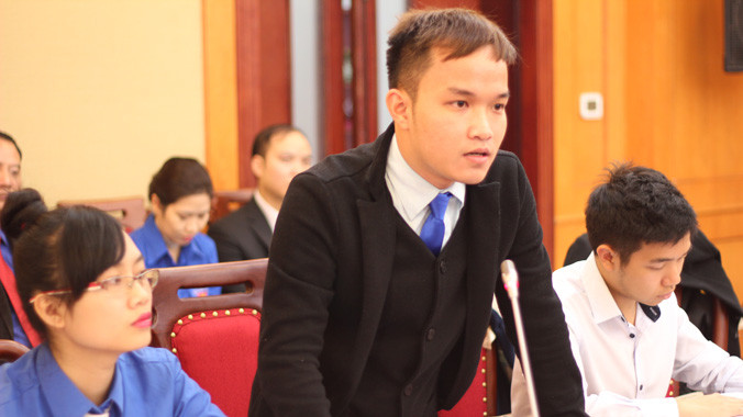 Các bạn trẻ tham gia góp ý tại diễn đàn “Trí thức trẻ tự hào tiến bước dưới cờ Đảng”.