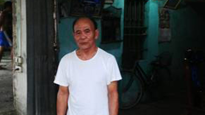 Thương binh Vũ Quang Bơ trước căn nhà xuống cấp.