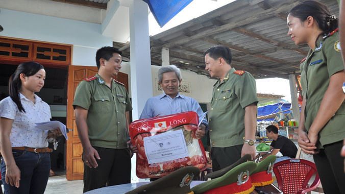 Thăm tặng quà cho các gia đình chính sách.