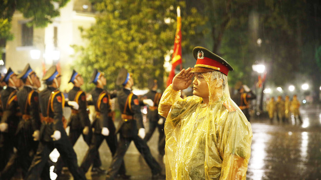 Tổng duyệt dưới trời mưa tầm tã đêm 29/8. Ảnh: Hồng Vĩnh.