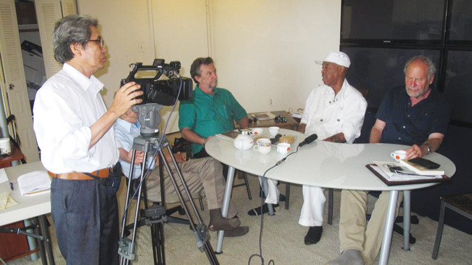 Đạo diễn Minh Chuyên (đứng) và các cựu binh Mỹ trong đó có Wayne Kalin (bìa phải). Ảnh: NVCC.