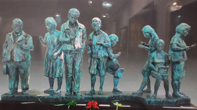 Nhóm tượng “Hiệu ứng cúi” của Nguyễn Văn Huy (Quảng Nam) đoạt giải đồng hạng Hội Mỹ thuật năm nay.