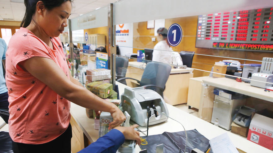 Chiều 5/5, tỷ giá vượt qua ngưỡng trần cho phép 21.673 đồng/USD. Ảnh: Như Ý.