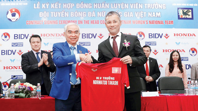 Tân HLV trưởng ĐT nữ VN, Norimatsu Aksi (phải), nhận chiếc áo ĐT mang tên ông từ Chủ tịch VFF Lê Hùng Dũng. Ảnh: VSI.