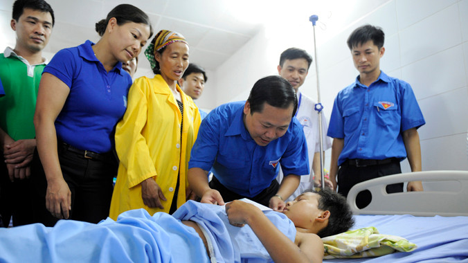 Bí thư T.Ư Đoàn, Chủ tịch Hội LHTN Việt Nam Nguyễn Phi Long thăm bệnh nhân đang điều trị tại Bệnh viện Đa khoa T.Ư Thái Nguyên. Ảnh: Xuân Tùng.