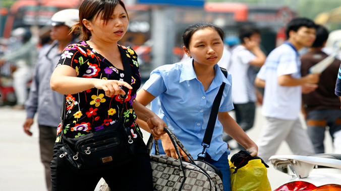 Xã hội tin tưởng vào một kỳ thi công bằng, nhẹ nhàng, không áp lực, căng thẳng như trước đây (ảnh hai mẹ con vất vả ra bến xe để đi thi đại học năm 2014). Ảnh: Hồng Vĩnh.