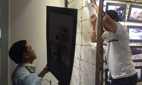 Tạm giữ ảnh tại triển lãm “Hoa nơi chiến trường”. Ảnh: Thanh Niên