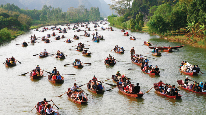 Du khách thập phương đổ về dòng suối Yến dự lễ hội chùa Hương. Ảnh: Hồng Vĩnh.