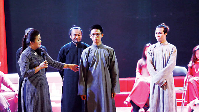 Một số mẫu trang phục truyền thống Việt cho nam giới trong phim, ứng dụng trong đời sống. Ảnh: Thế Hiệp.