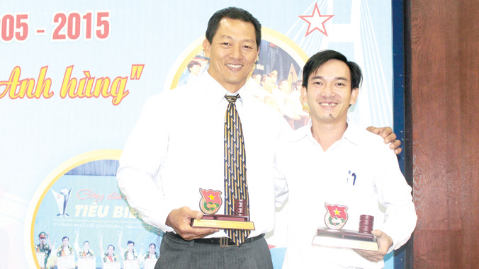 Trần Quốc Tuyên (ngoài cùng bên phải).