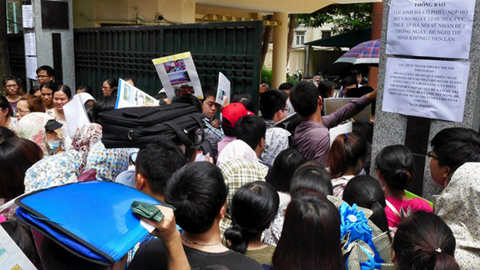 Lãnh đạo Bộ Nội vụ khẳng định, việc tinh giản biên chế sẽ được thực hiện một cách công khai, dân chủ, khách quan và không có vùng cấm (Ảnh: Nộp hồ sơ thi tuyển công chức tại Cục thuế thành phố Hà Nội ngày 12/8/2014). Ảnh: Hồng Vĩnh.