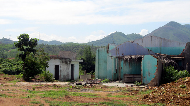 Nhiều nhà dân trong dự án “Thung lũng Silicon” đã phải đập bỏ, nhưng dự án đang được thực hiện với tốc độ rùa bò. Ảnh: Nam Cường.