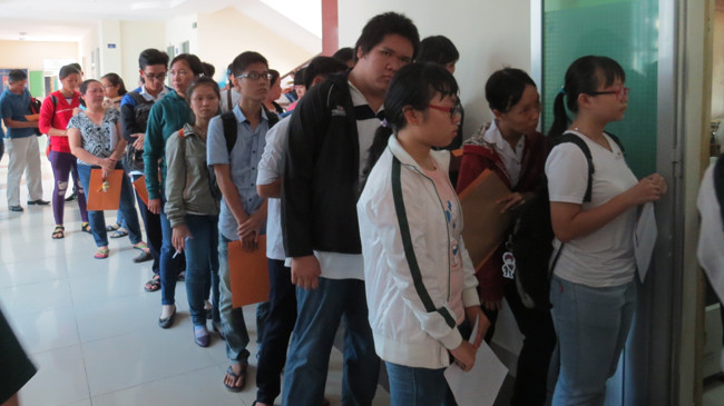 Thí sinh xếp hàng dài chờ nộp hồ sơ tại ĐH Sư phạm TPHCM.