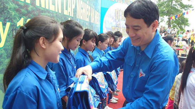 Bí thư thứ nhất t.ư Đoàn Nguyễn Đắc Vinh tặng học bổng và quà cho học sinh nghèo học giỏi. Ảnh: Q.L.