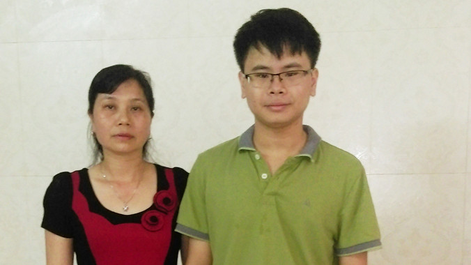 Ngô Vương Minh và mẹ.