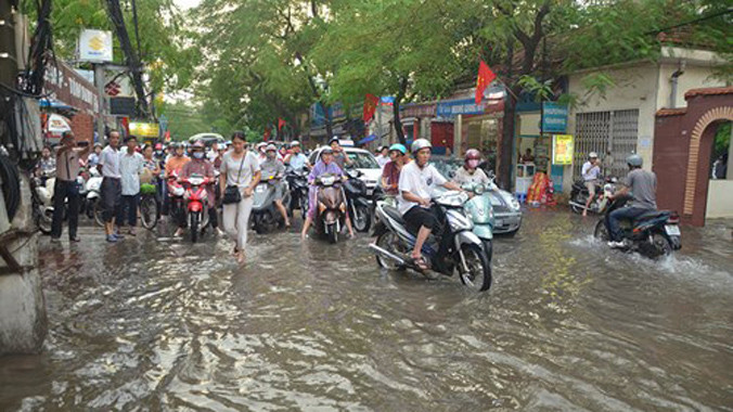 Các quận huyện, sở ngành tổ chức trực ban 24/24 h, theo dõi, tổng hợp và báo cáo kịp thời mọi diễn biến mưa, lũ, úng ngập.