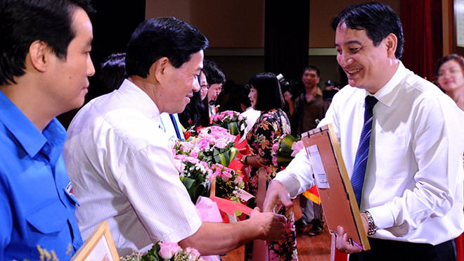 Bí thư Thứ nhất T.Ư Đoàn Nguyễn Đắc Vinh trao bằng khen cho các cá nhân điển hình xuất sắc phong trào Thi đua yêu nước. Ảnh: Xuân Tùng.