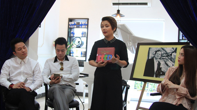 Đạo diễn Bông Mai giới thiệu tập 1 Tổng tập nhạc thiếu nhi do cha mình- An Thuyên biên soạn. Ảnh: N.M.Hà.