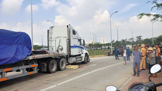 Xe container gây tai nạn vào sáng 4/6 khiến chị Lê Thị Lan (SN 1971, ngụ quận 2, TPHCM) tử vong. Ảnh: Ngô Bình.