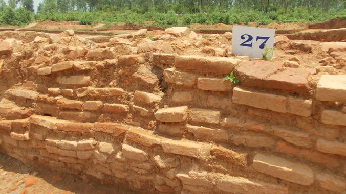 Dấu vết các căn phòng được xây dựng liền kề. Ảnh: Nguyễn Trang.