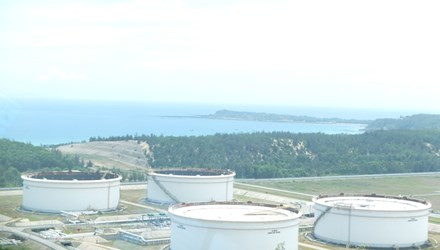 Quang cảnh các bồn chứa của Nhà máy lọc dầu Dung Quất. Ảnh: Đức Huy.