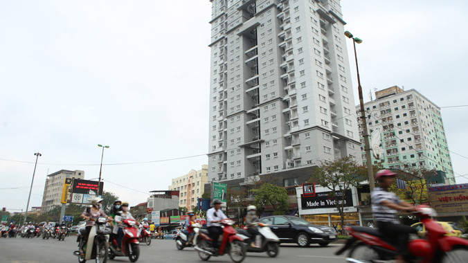 Tòa nhà tái định cư này (ngõ 16, Tạ Quang Bửu, Hà Nội) 10 năm vẫn chưa đưa vào sử dụng. Ảnh: Như Ý.