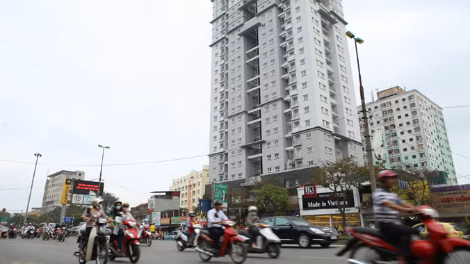 Tòa nhà tái định cư này (ngõ 16, Tạ Quang Bửu, Hà Nội) 10 năm vẫn chưa đưa vào sử dụng. Ảnh: Như Ý.