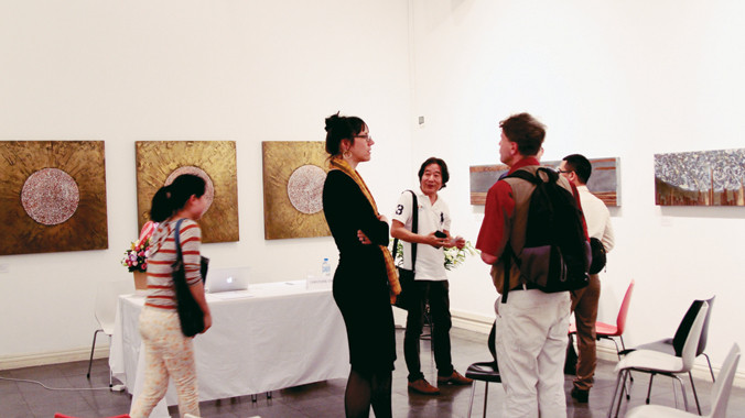 Vợ chồng Campioni trò chuyện với khán giả và khách hàng tại triển lãm “Trăng mùa gặt”. Ảnh: N.M.Hà.