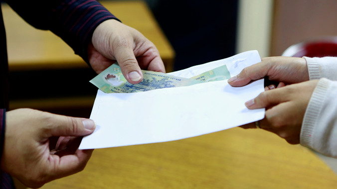 Phong bì tuy là tham nhũng vặt nhưng cũng rất nhức nhối. Ảnh: Hồng Vĩnh.