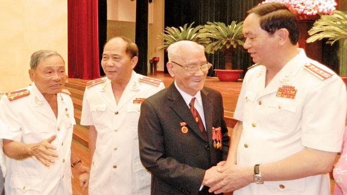 Ông Thái Doãn Mẫn (thứ hai từ phải qua) trò chuyện với Bộ trưởng Bộ Công an Trần Đại Quang.