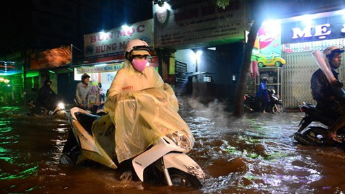 Mưa lớn kéo dài, TPHCM ngập nặng
